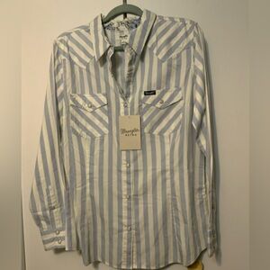 Wrangler women’s size Large button down shirt.